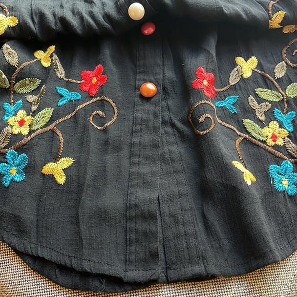 Vintage embroidered Floral Top with colorful buttons - Picture 17 of 17